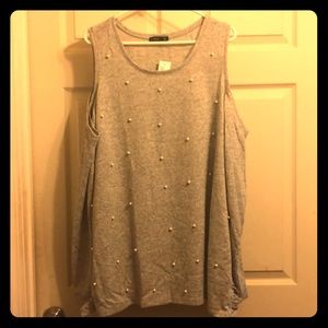 Grey shirt with pearls